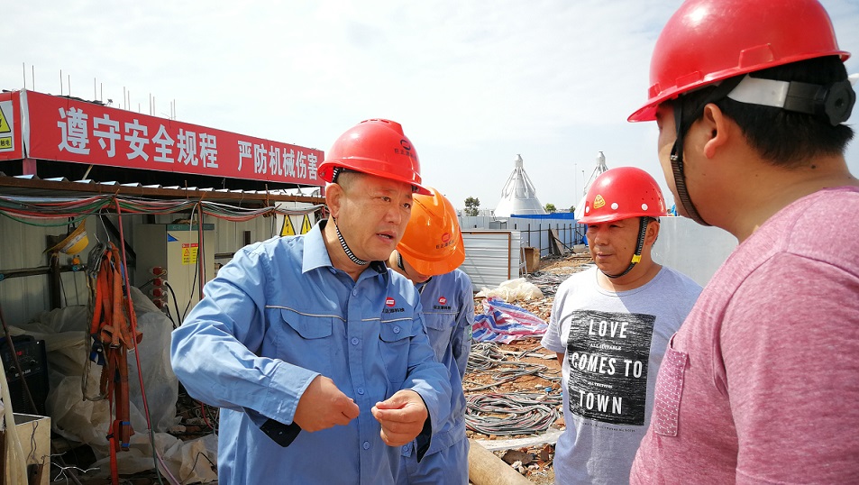 2018年5月2日，股份公司副總裁黃鐵民對科技公司項目現(xiàn)場進行安全檢查.jpg